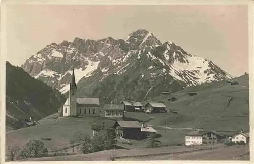 AK / Ansichtskarte  Hirschegg_Kleinwalsertal_Vorarlberg_AT mit Widderstein und Kirche