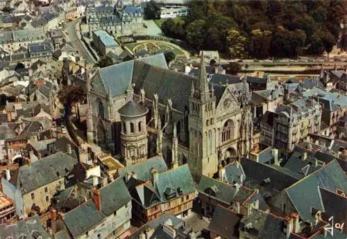 AK / Ansichtskarte  Vannes_56_Morbihan Vue aerienne sur la Cathedrale et les maisons moyenageuses