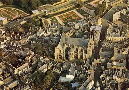 AK / Ansichtskarte  Vannes_56_Morbihan La cathedrale St Pierre Les Vieux quartiers Les Jardins Vue aerienne