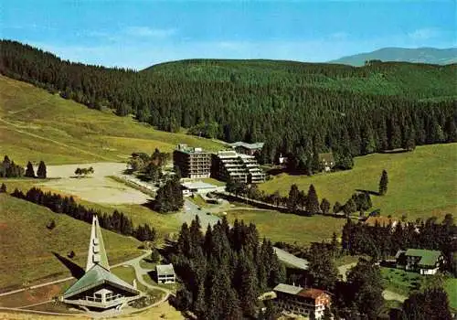 AK / Ansichtskarte 73966250 Feldberg_1450m_Schwarzwald Blick auf Kirche Hotel Feldberger Hof Parkplaetze und Sessellift