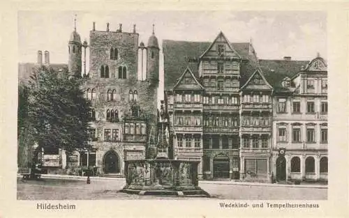 AK / Ansichtskarte 73966465 Hildesheim Wedekind- und Tempelherrenhaus Brunnen