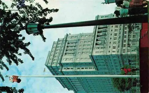 AK / Ansichtskarte 73966621 Montreal__Quebec_Canada The Raising of the Flag Ceremony Dominion Square Sun Life Building