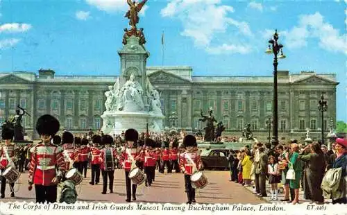 AK / Ansichtskarte 73967938 Leibgarde_Wache_Life_Guards Irish Guards Mascot leaving Buckingham Palace London ET.Nr. 4463