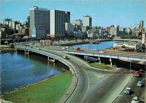 AK / Ansichtskarte 73969577 Melbourne__Australia Kings Bridge Freeway and Melbourn skyline overlooking the Yarra River