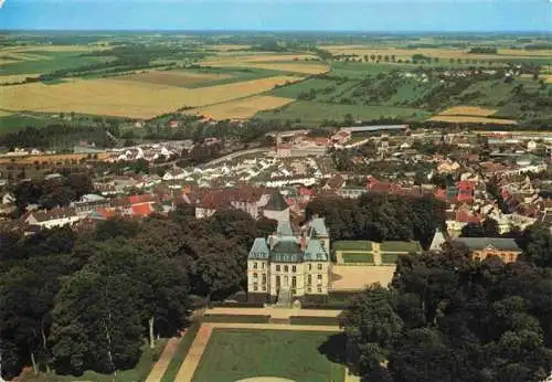 AK / Ansichtskarte  Montmirail_51_Marne Le chateau et la ville derriere le chateau on apercuit la tour de l'eglise Vue aerienne