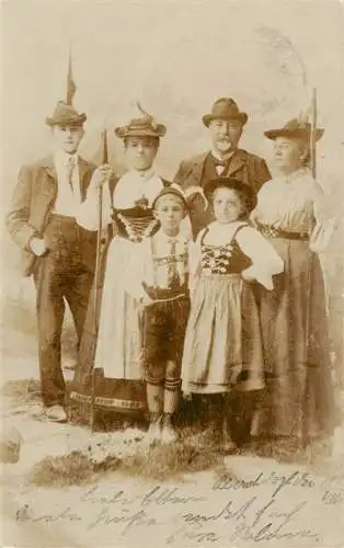 AK / Ansichtskarte  OBERSTDORF Familienfoto Trachten Gruppenbild