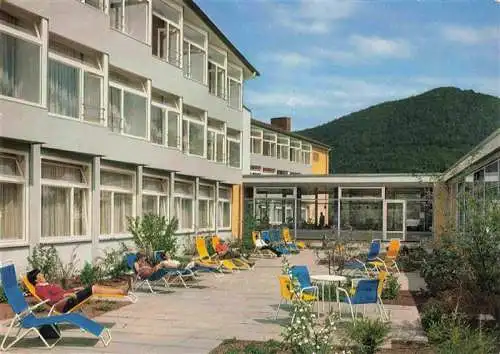 AK / Ansichtskarte  Reinhardshausen_Bad_Wildungen Kurparksanatorium Innenhof mit Blick auf den Homberg