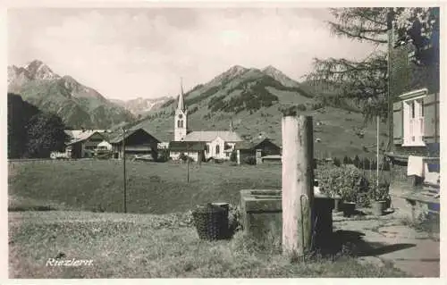 AK / Ansichtskarte  Riezlern_Kleinwalsertal_Vorarlberg Brunnen Blick zur Kirche