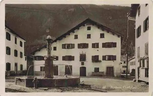 AK / Ansichtskarte  Andeer_GR Dorfplatz Brunnen