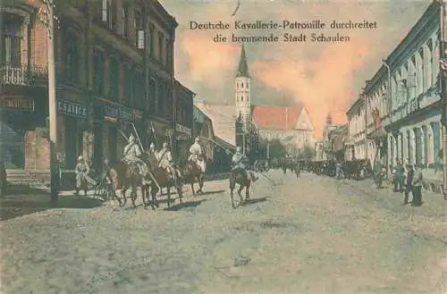 AK / Ansichtskarte 73972024 Schaulen_SIAULIAI_Lithuania Deutsche Kavallerie-Patrouille durchreitet die brennende Stadt