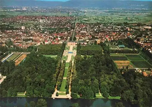 AK / Ansichtskarte 73972146 Schwetzingen_BW Blick auf Schloss Schlossgarten und Stadt Fliegeraufnahme