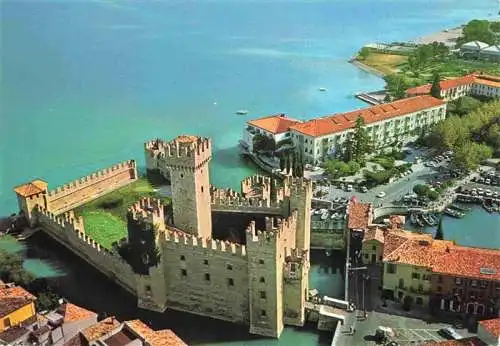 AK / Ansichtskarte 73972496 SIRMIONE_Lago_di_Garda_IT Castello Scaligero Fliegeraufnahme