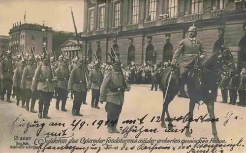 AK / Ansichtskarte 73972975 Osterode__Ostpreussen_Ostroda_PL Soldaten des Osteroder Landsturmes mit der eroberten russischen Fahne