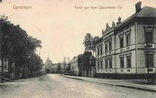 AK / Ansichtskarte 73973143 Gardelegen_Sachsen-Anhalt Partie vor dem Salzwedeler Tor