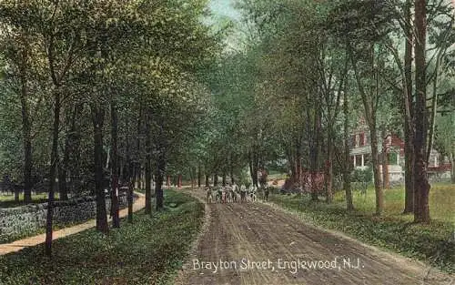 AK / Ansichtskarte 73973375 Englewood_New_Jersey_USA Brayton Street Fahrradfahrer