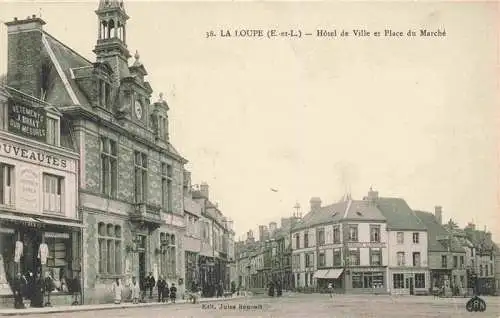 AK / Ansichtskarte  La_Loupe_28_Eure-et-Loir Hôtel de Ville et Place du Marché