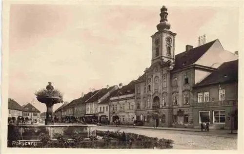 AK / Ansichtskarte  Rokycany_Rokitzan_CZ Stadtzentrum Brunnen