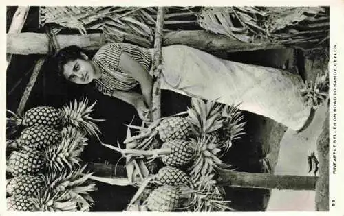 AK / Ansichtskarte 73976889 Kandy_Ceylon_Sri_Lanka Pineapple Seller on Road to Kandy