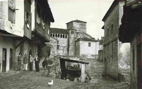 AK / Ansichtskarte  Santillana_del_Mar_SANTANDER_Cantabria_ES Detalle de una calle Al fondo la Colegiata