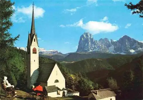 AK / Ansichtskarte 73978339 San_Giacomo_di_Cerzeto_Como_IT Ansicht mit Kirche Panorama Groedental Blick gegen Langkofel Dolomiten
