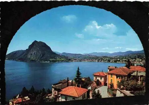 AK / Ansichtskarte 13978511 LUGANO_Lago_di_Lugano_TI Panorama Blick zum Monte San Salvatore