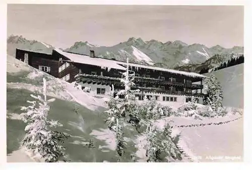 AK / Ansichtskarte  Sonthofen__Oberallgaeu Allgaeuer Berghof mit Alpe Eck Alpenpanorama Hoernergebiet im Winter