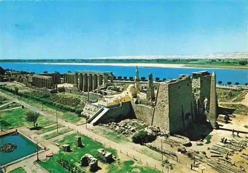 AK / Ansichtskarte  LUXOR_Louqsor_Louksor_Egypt Tempel mit Kirche und Moschee Antike Staette Ruinen