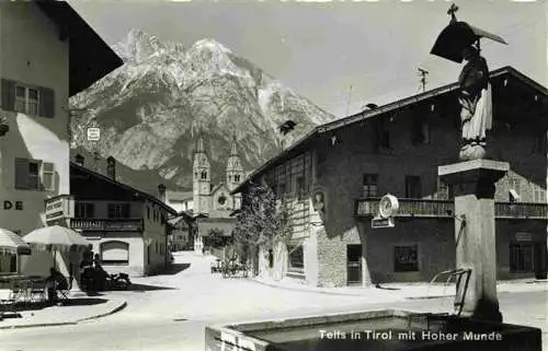 AK / Ansichtskarte  Telfs_Tirol_AT Ortszentrum Brunnen Blick zur Kirche Hohe Munde