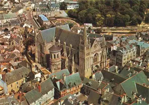 AK / Ansichtskarte  Vannes_56_Morbihan Vue aérienne sur la Cathédrale et les maisons moyenâgeuses
