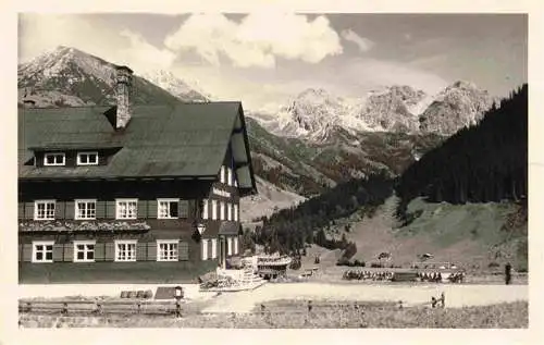 AK / Ansichtskarte  Mittelberg_Kleinwalsertal_AT Gasthof Pension Alte Krone mit Schafalpkoepfe