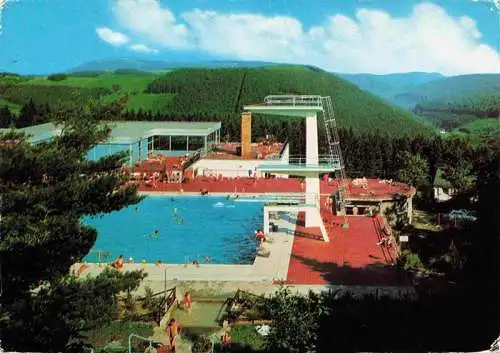 AK / Ansichtskarte  Winterberg__Hochsauerland_NRW Panorama mit Hallen und Freibad