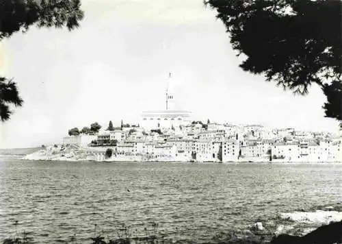 AK / Ansichtskarte 73982985 Rovinj_Rovigno_Istrien_Croatia Uferpartie am Wasser Blick zur Altstadt Halbinsel