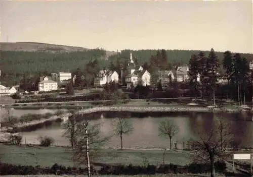 AK / Ansichtskarte 73984170 Hahnenklee-Bockswiese_Harz Panorama Blick ueber den See zum Ort