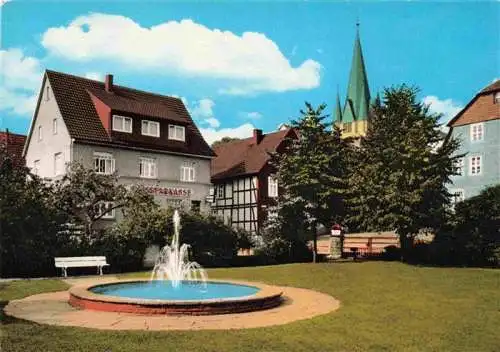 AK / Ansichtskarte 73984328 Bodenfelde Reiherbachplatz Sommerfrische Springbrunnen