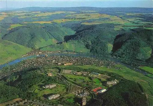 AK / Ansichtskarte 73984618 BERNKASTEL-KUES_Berncastel Fliegeraufnahme mit Mosel und Rehazentrum