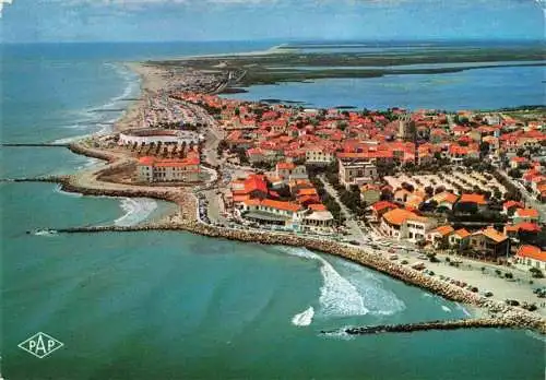 AK / Ansichtskarte  Les_Saintes-Maries-de-la-Mer Vue aerienne du Front de Mer