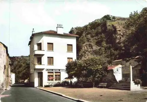 AK / Ansichtskarte  Saint-Floret Une Place Monument aux Victimes du bombardement 1944 La montagne du Chastel