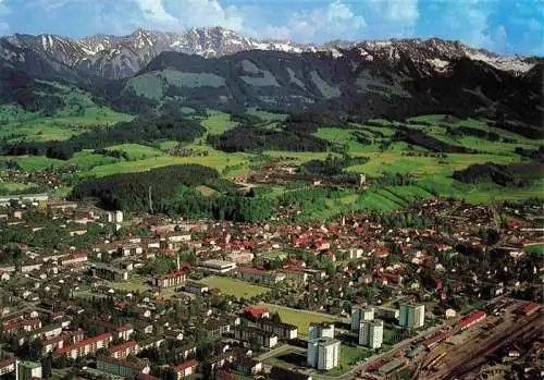 AK / Ansichtskarte 73985418 Sonthofen__Oberallgaeu Panorama Bergstadt mit Daumengruppe Nebelhorn und Entschenkopf Allgaeuer Alpen