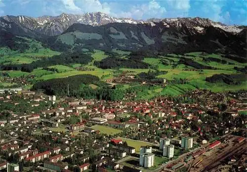 AK / Ansichtskarte  Sonthofen__Oberallgaeu Panorama Bergstadt mit Daumengruppe Nebelhorn und Entschenkopf Allgaeuer Alpen