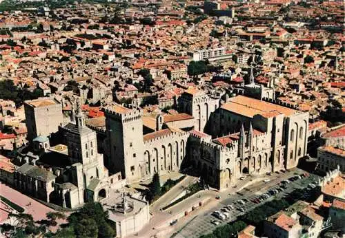 AK / Ansichtskarte  AVIGNON_84_Vaucluse Palais des papes et Notre Dame des Doms XIIe siècle vue aérienne
