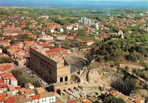 AK / Ansichtskarte  Orange_84_Vaucluse Le Theatre antique et son Mur monumental et la Colline St Eutrope Vue aerienne