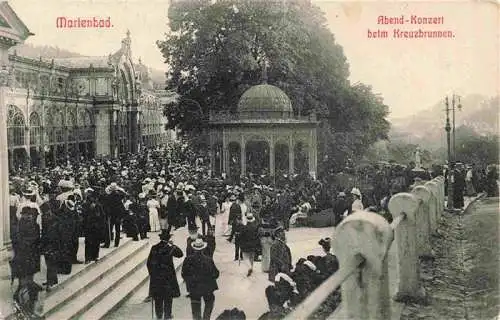 AK / Ansichtskarte 73987992 Marienbad_MARIANSKE_LAZNE_CZ Abendkonzert beim Kreuzbrunnen