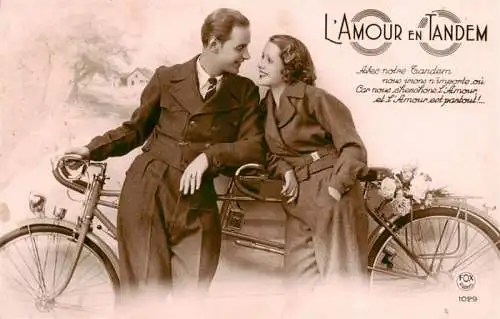 AK / Ansichtskarte 73988253 Foto_FOX_Paris_Nr. 1029 L Amour en Tandem Mann Frau Fahrad