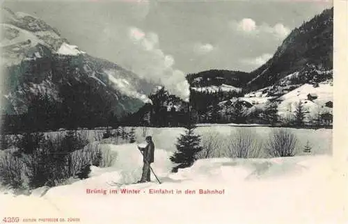 AK / Ansichtskarte  Bruenig_BE im Winter Dampflokomotive Einfahrt in den Bahnhof
