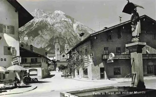 AK / Ansichtskarte 73989289 Telfs_Tirol_AT Ortszentrum Brunnen Blick gegen Hohe Munde