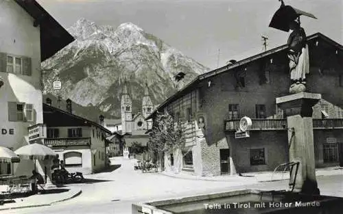 AK / Ansichtskarte  Telfs_Tirol_AT Ortszentrum Brunnen Blick gegen Hohe Munde