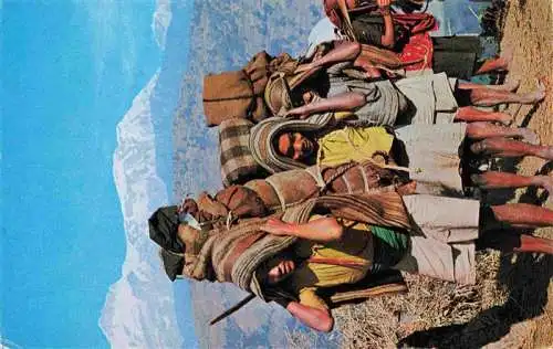 AK / Ansichtskarte 73990231 Nepal A typical Nepalese landscape porters in highland mule track