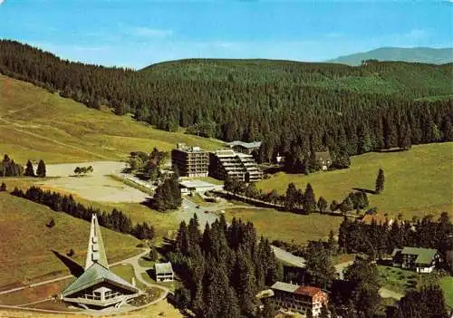 AK / Ansichtskarte 73991010 Feldberg_1450m_Schwarzwald Fliegeraufnahme mit Kirche Hotel Feldberger Hof Sessellift