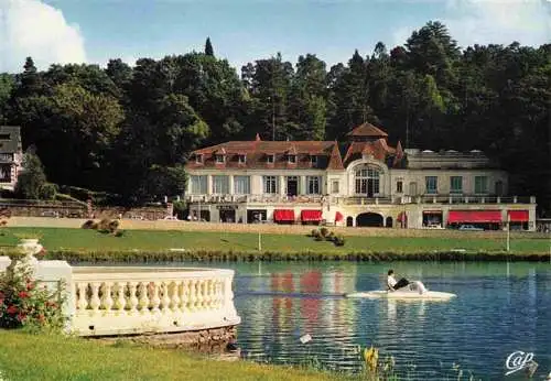 AK / Ansichtskarte  Bagnoles-de-l_Orne Le Casino des Thermes et Pédalo sur le lac
