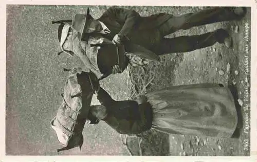 AK / Ansichtskarte  Valais_Wallis_Kanton_VS Paysans du Valais se rendant aux champs 